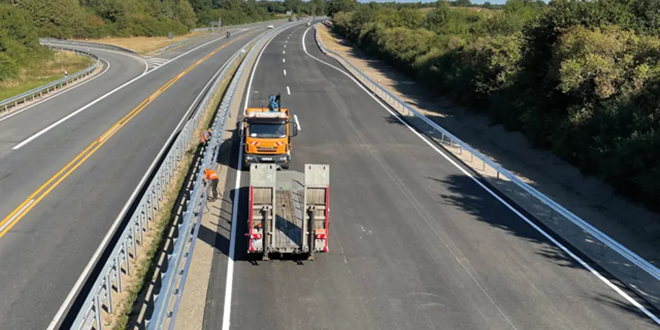 Neue Schutzplanken für die A 21